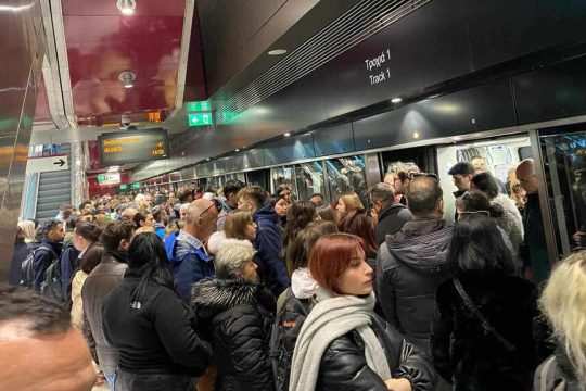 Σαν σαρδέλες οι επιβάτες στον σταθμό της Νέας Ελβετίας